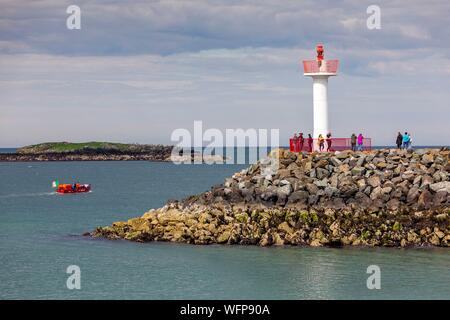 L'Irlande du Nord, County Fingal, banlieue de Dublin, Howth, bateau au départ du port, Phare et phare éteint, l'île sauvage d'Ireland's Eye Banque D'Images