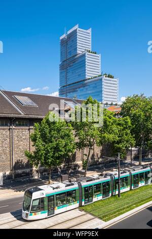 France, Paris, l'Éco-quartier Clichy-Batignolles, tramway ligne T3 et la Cité judiciaire de Paris conçu par l'architecte Renzo Piano Banque D'Images