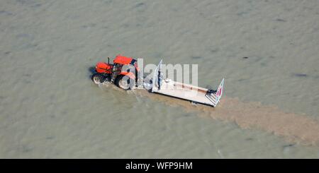 En France, en Vendée, la Gueriniere, tracteur dans la mer en conduisant à l'huîtres park (vue aérienne) Banque D'Images