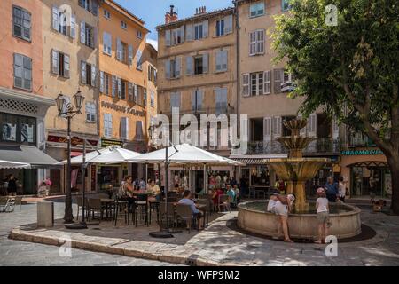 Grasse, Alpes-Maritimes, France, rue piétonne du centre-ville, place aux aires, fontaine à bassins superposés Banque D'Images