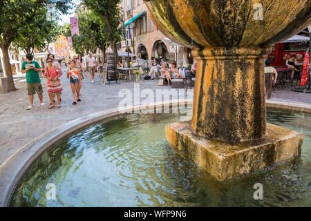 Grasse, Alpes-Maritimes, France, rue piétonne du centre-ville, place aux aires, fontaine à bassins superposés Banque D'Images