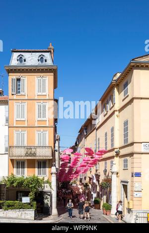 France, Alpes-Maritimes, Grasse, centre historique, rose parapluies dans la Rue Jean Ossola Banque D'Images