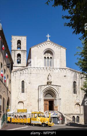 France, Alpes-Maritimes, Grasse, Notre-Dame du Puy cathédrale du xiiie siècle et train touristique sur la Place du Petit Puy Banque D'Images