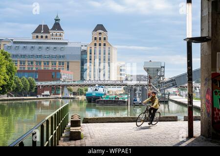 France, Paris, Porte de Pantin, canal de l'Ourcq et les Grands Moulins de pantin Banque D'Images