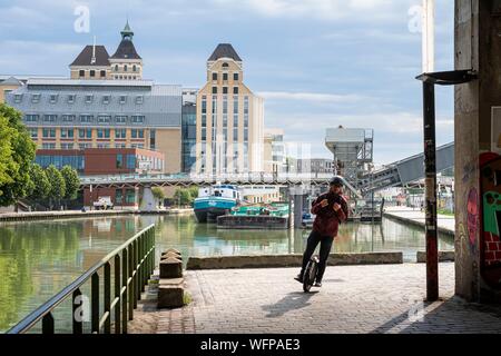 France, Paris, Porte de Pantin, canal de l'Ourcq et les Grands Moulins de pantin Banque D'Images