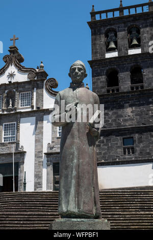 Statue de Gaspar Fructuoso. Dans le contexte de l'église mère Vierge Marie Star. Ribeira Grande, São Miguel, Açores, Portugal. Banque D'Images