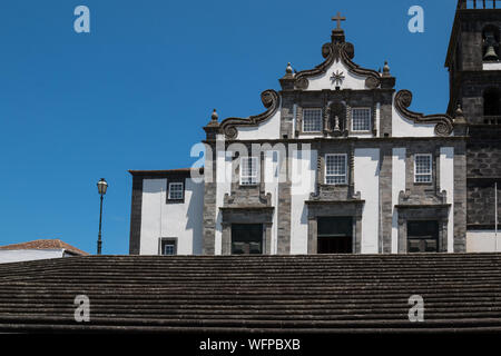 L'architecture portugaise traditionnelle d'une église (Igreja Matriz de Nossa Senhora da Estrela - Église de la Vierge Marie, Étoile). Ciel bleu. Ribe Banque D'Images