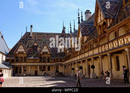 France, Côte d'Or, Beaune, paysage culturel de climats de Bourgogne classé au Patrimoine Mondial de l'UNESCO, Hospices de Beaune, l'Hôtel-Dieu, le toit en tuiles vernies à courtyard multicolores Banque D'Images