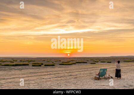 France, Picardie, Baie de Somme, réserve naturelle de la Baie de Somme, Le Crotoy, Crépuscule sur la plage du Crotoy un soir d'été, tandis que les touristes viennent admirer le coucher du soleil Banque D'Images