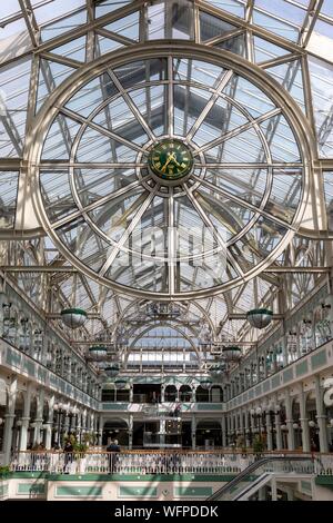 L'Irlande, Dublin, Stephen's Green Shopping Centre, grand centre commercial couvert en haut de Grafton Street, de verre et de fer, l'architecture de l'horloge géante Banque D'Images