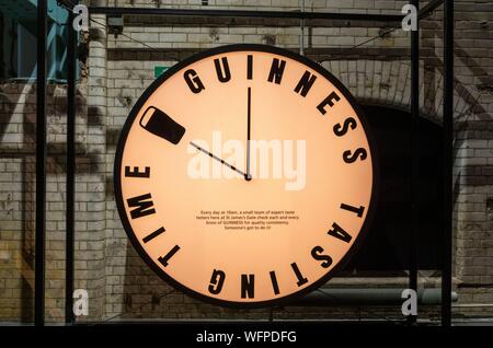 L'Irlande, Dublin, Guinness Storehouse, musée à l'usine retraçant l'histoire de la célèbre bière irlandaise avec un bar sur le toit et dégustations Banque D'Images