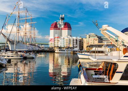 La Suède, Vastra Sweden Goteborg (Suède), le gratte-ciel et Gotheborgs-Utkiken le voilier Viking dans le port de Lilla bommen Banque D'Images