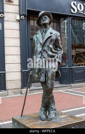 L'Irlande, Dublin, Earl Street, la statue du célèbre écrivain James Joyce Banque D'Images