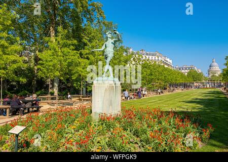 France, Paris, le Jardin du Luxembourg avec la statue l'acteur grec par Charles Arthur Bourgeois en 1868 et le Panthéon en arrière-plan Banque D'Images