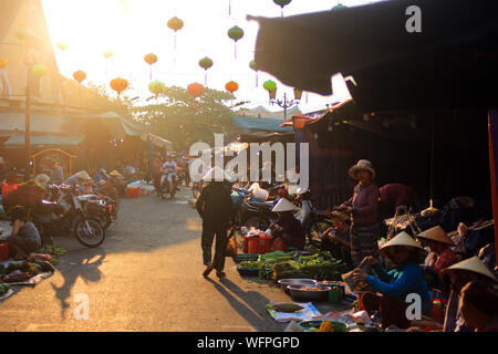 Hoi An, Vietnam - 8 mai 2019 - Marché de l'alimentation de rue de la population locale en très tôt le matin Banque D'Images