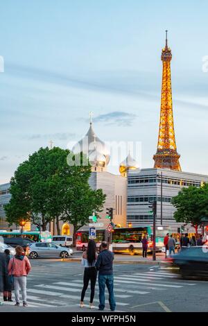France, Paris, l'Eglise orthodoxe russe centre spirituel et culturel et de la Tour Eiffel Banque D'Images
