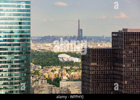 France, Hauts de Seine, la défense, la Grande Arche de l'architecte Otto von Spreckelsen, vu depuis le toit-terrasse ouvert le 01/06/2017, l'espace de 11 000 m2 conçu par l'agence Valode et Pistre architectes Banque D'Images