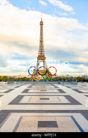 France, Paris, région classée au Patrimoine Mondial de l'UNESCO, la Place du Trocadéro ou parvis des droits de l'Homme, le symbole des Jeux Olympiques pour célébrer l'attribution des Jeux Olympiques 2024 à Paris, avec la Tour Eiffel Banque D'Images