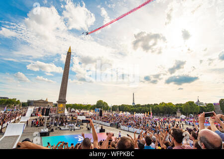 France, Paris, la Place de la Concorde se transforme en une immense aire de jeux à l'occasion de la Journée olympique, le passage de la Patrouille de France Banque D'Images