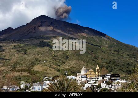 Italie, Sicile, Îles Éoliennes, classé au Patrimoine Mondial de l'UNESCO, l'île de Stromboli, l'une des multiples et des éruptions régulières sur le volcan Stromboli qui culmine à 924m, Chiesa di San Vincenzo (St. Vincent) l'Église dans le village de Stromboli dans l'avant-plan Banque D'Images