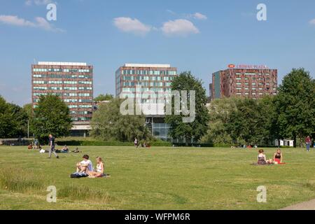 France, Nord, Lille, parc Matisse avec le quartier d'affaires EuraLille et Lille gare Eurostar et TGV Gare Banque D'Images