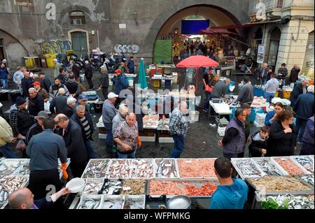 L'Italie, la Sicile, Catane, ville baroque classé Patrimoine Mondial de l'UNESCO, le marché du matin de poissons Pescheria à Piazza Alonzo di Benedetto Banque D'Images