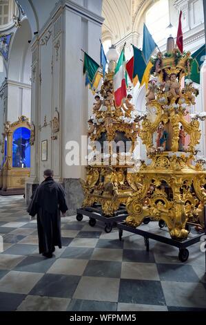 L'Italie, la Sicile, Catane, ville baroque classé Patrimoine Mondial de l'UNESCO, chiesa di San Francesco d'Assisi all'Immacolata ( église Saint-François d'Assises), de grands candélabres (Candelore) conçu pour la fête de Sant'Agata Banque D'Images