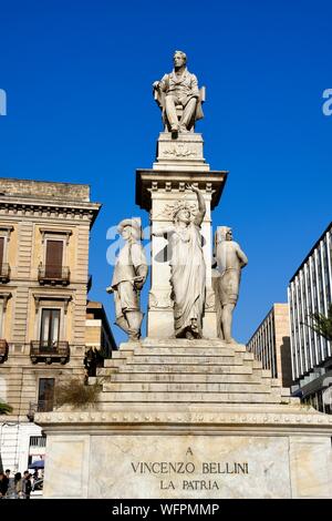 L'Italie, la Sicile, Catane, ville baroque classé Patrimoine Mondial de l'UNESCO, monument de Vincenzo Bellini à Piazza Stesicoro Banque D'Images