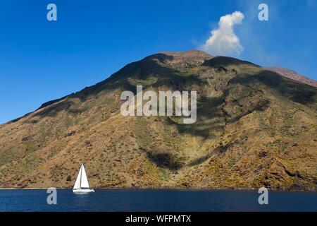 Italie, Sicile, Îles Éoliennes, classé au Patrimoine Mondial de l'UNESCO, l'île de Stromboli, l'une des multiples et des éruptions régulières sur le volcan Stromboli qui culmine à 924m Banque D'Images