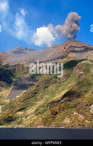 Italie, Sicile, Îles Éoliennes, classé au Patrimoine Mondial de l'UNESCO, l'île de Stromboli, l'une des multiples et des éruptions régulières sur le volcan Stromboli qui culmine à 924m Banque D'Images