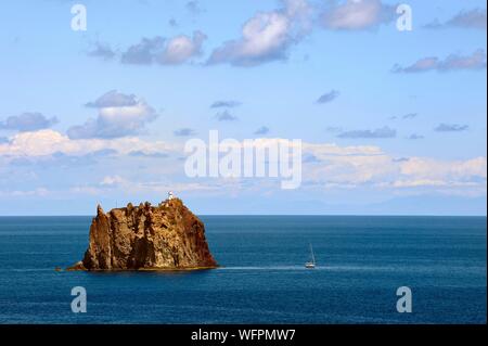 Italie, Sicile, Îles Éoliennes, classé au Patrimoine Mondial de l'UNESCO, l'île de Stromboli, îlot de Strombolicchio, rock de magma solidifié à partir d'un vieux bouchon volcanique, aujourd'hui occupé par un phare Banque D'Images