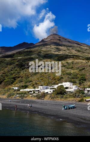 Italie, Sicile, Îles Éoliennes, classé au Patrimoine Mondial de l'UNESCO, l'île de Stromboli, l'une des multiples et des éruptions régulières sur le volcan Stromboli qui culmine à 924m, la plage de Scari au premier plan Banque D'Images