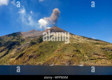 Italie, Sicile, Îles Éoliennes, classé au Patrimoine Mondial de l'UNESCO, l'île de Stromboli, l'une des multiples et des éruptions régulières sur le volcan Stromboli qui culmine à 924m Banque D'Images