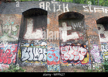 Des graffitis sur des talus en brique, parc à pied, une ancienne ligne de chemin de fer maintenant une réserve naturelle urbaine, Département du Nord-Ouest Banque D'Images