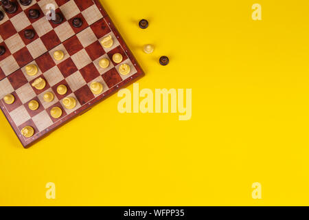 Échiquier de chesses sur fond jaune, vue du dessus Banque D'Images