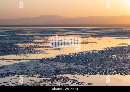 L'Éthiopie, l'état de l'afar, dépression Danakil, lac Karoum au coucher du soleil Banque D'Images