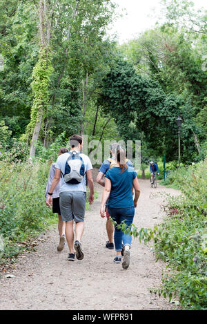 Les gens qui marchent le long de la prairie-parc à pied d'une ligne de chemin de fer désaffectée maintenant une réserve naturelle en milieu urbain Banque D'Images