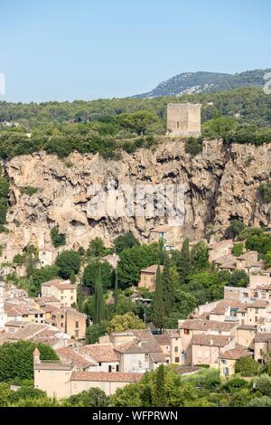 La France, Var, Provence Verte, Cotignac, le village au pied d'une falaise de tuf de 80 mètres de haut et 400 mètres de large et une des deux tours reste du château féodal Banque D'Images