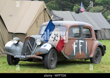 France, Manche, Cotentin, Sainte Mère Eglise, Musée Airborne, Camp Geronimo la reconstruction, les forces françaises de l'intérieur (FFI) Citroen voiture avec le drapeau de la Résistance française Banque D'Images