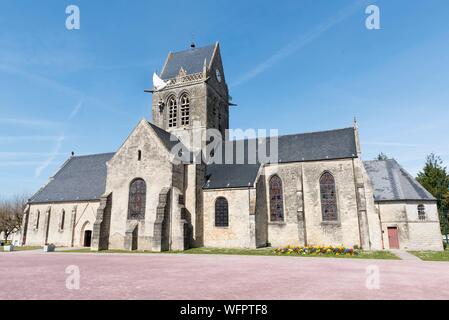 France, Manche, Cotentin, Sainte Mère Eglise, l'une des premières communes de France libéré le 6 juin 1944, le modèle américain de parachutiste John Steele (1912-1969) à partir de la 505th Parachute Infantry Regiment qui a atterri sur le clocher de l'église Banque D'Images