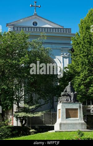 France, Haute Savoie (74) Annecy, sur la place aux bois, la statue de saint François de Sales devant l'Eglise saint Joseph Banque D'Images