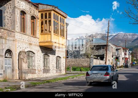 L'Arménie, région de Syunik, Goris, maisons traditionnelles avec balcon en bois Banque D'Images