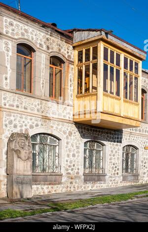 L'Arménie, région de Syunik, Goris, maisons traditionnelles avec balcon en bois Banque D'Images