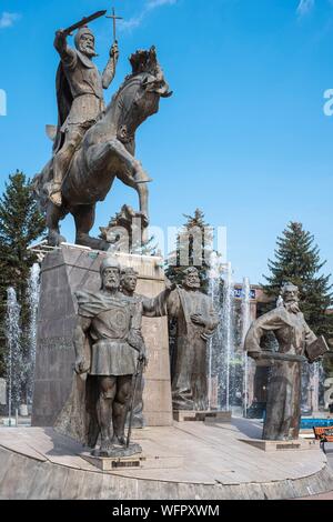 L'Arménie, de la Région de Chirak, Gyumri, arrondissement historique ou Kumayri, place de la liberté ou Vartanants square, mémorial à la bataille d'Avarayr érigé en 2008 et y compris les chiffres arméniens historique et la statue équestre de Vartan Mamikonian Banque D'Images