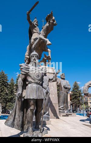 L'Arménie, de la Région de Chirak, Gyumri, arrondissement historique ou Kumayri, place de la liberté ou Vartanants square, mémorial à la bataille d'Avarayr érigé en 2008 et y compris les chiffres arméniens historique et la statue équestre de Vartan Mamikonian Banque D'Images