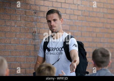 Burnley, Royaume-Uni. Août 31, 2019. Jordan Henderson de Liverpool arrive au stade. Premier League, Burnley v Liverpool au Turf Moor à Burnley, Lancashire le samedi 31 août 2019. Cette image ne peut être utilisé qu'à des fins rédactionnelles. Usage éditorial uniquement, licence requise pour un usage commercial. Aucune utilisation de pari, de jeux ou d'un seul club/ligue/dvd publications. Photos par Chris Stading/Andrew Orchard la photographie de sport/Alamy live news Crédit : Andrew Orchard la photographie de sport/Alamy Live News Banque D'Images