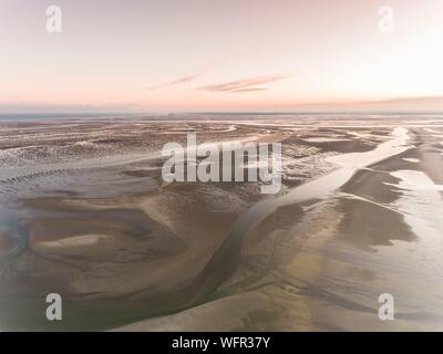 France, Picardie, Baie de Somme, de la Mollière d'Aval, vol au dessus de la Baie de Somme, près de Cayeux sur Mer, ici le littoral se compose de la corde de galets qui s'étend jusqu'à la falaise d'Ault et les bancs de sable à marée basse, jusqu'à afficher Banque D'Images