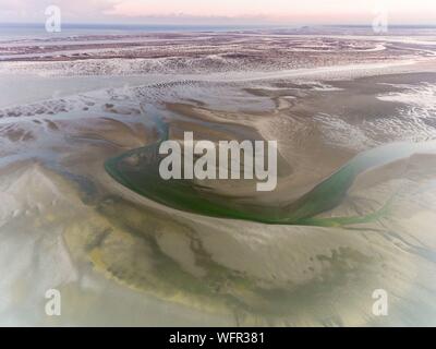 France, Picardie, Baie de Somme, de la Mollière d'Aval, vol au dessus de la Baie de Somme, près de Cayeux sur Mer, ici le littoral se compose de la corde de galets qui s'étend jusqu'à la falaise d'Ault et les bancs de sable à marée basse, jusqu'à afficher Banque D'Images