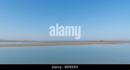 France, Picardie, Baie de Somme, réserve naturelle de la Baie de Somme, Le Crotoy, Maye Beach, guide nature et son groupe dans la Baie de Somme un jour de marée haute Banque D'Images