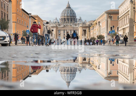 La basilique St Pierre vu de la Via della Conciliazione, la place Saint Pierre au Vatican Banque D'Images